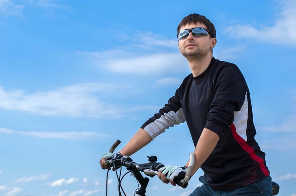 Cyklista stojí proti obloze - Fotografie, Obrázek