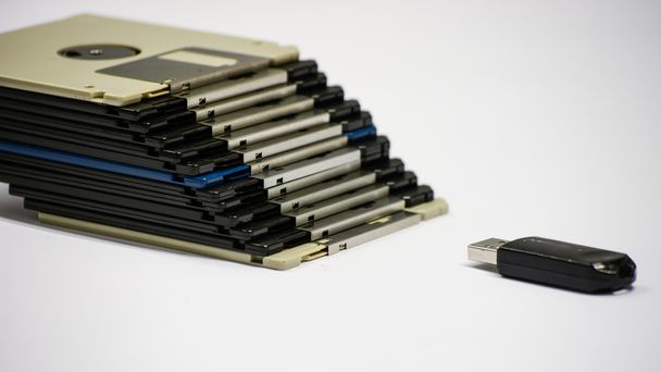 Oude diskettes bang door USB-flashgeheugen - Foto, afbeelding