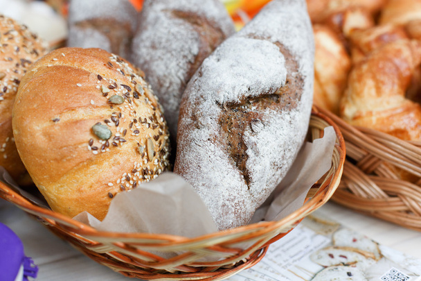 Свіжі домашні хлібні хліби в кошику
 - Фото, зображення