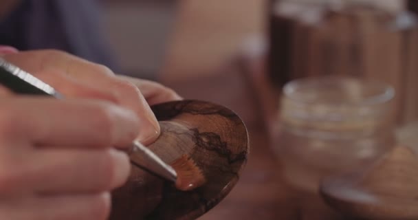 Künstler überzieht Holzwaren mit klarer Farbe - Filmmaterial, Video