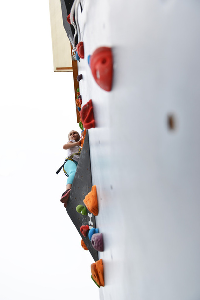 bambina arrampicata sul muro
 - Foto, immagini