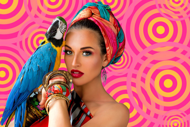 mujer en estilo africano con ara parrot
 - Foto, imagen