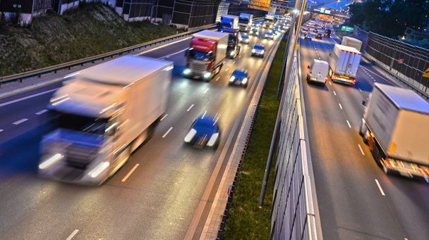 Sześciu pasa kontrolowany dostęp do autostrady w Polsce przez noc - Zdjęcie, obraz