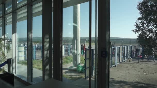 Les gens quittent l'aéroport après leur arrivée
 - Séquence, vidéo