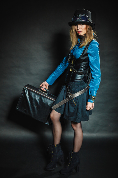 Steampunk girl with retro bag. - Foto, afbeelding