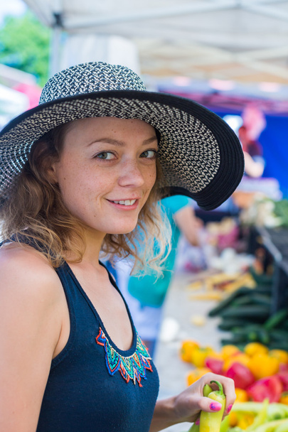 nainen Farmers Marketissa
 - Valokuva, kuva