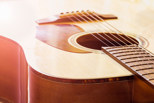 Close-up van akoestische gitaar - Foto, afbeelding