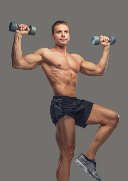 Shirtless man with dumbbells - Foto, afbeelding