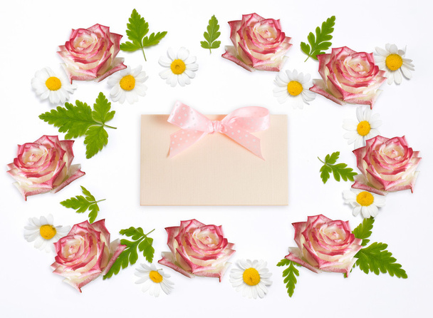 Flowers roses with daisy and paper greeting card - Foto, Bild