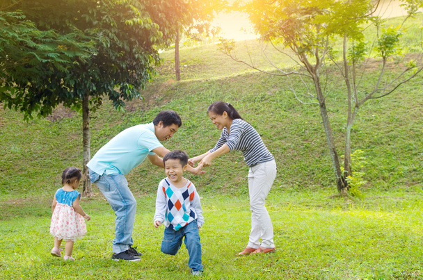 幸せなアジアの家族 - 写真・画像