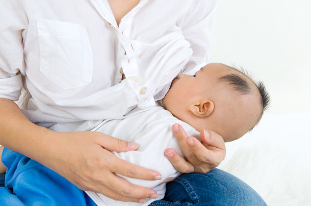 Asiatico madre allattamento al seno
 - Foto, immagini