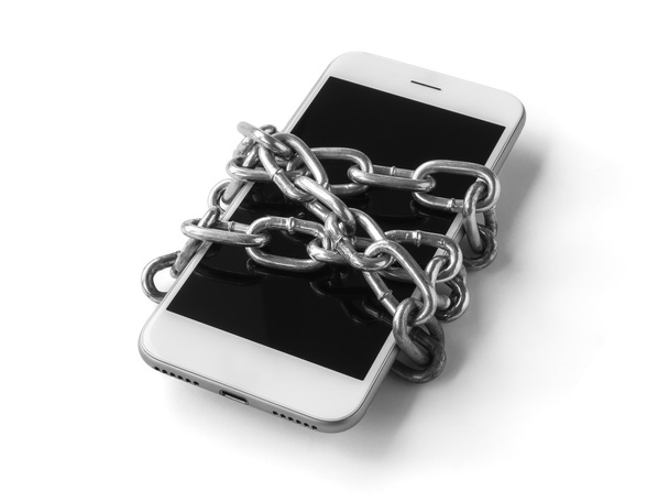 Telefon komórkowy z łańcucha zablokowane izolować - Zdjęcie, obraz