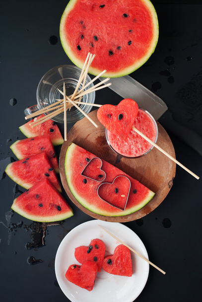 Water melon beverage and slice into heart shape - Foto, Bild