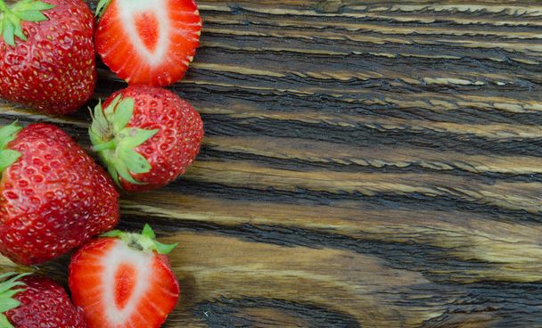 Ripe bright strawberry - Fotoğraf, Görsel