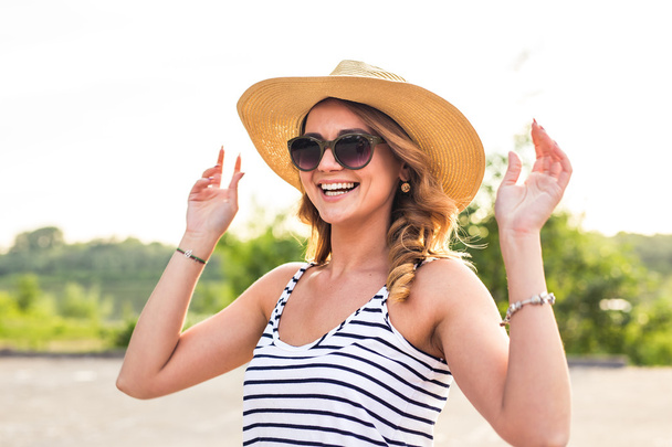 Portret van lachen meisje in de hoed op zomervakantie - Foto, afbeelding