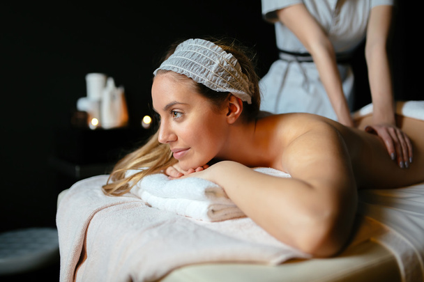 Красива жінка насолоджується масажним лікуванням
 - Фото, зображення
