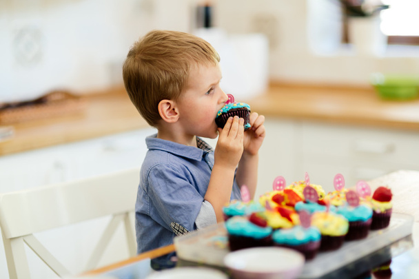 Child eating beautiful muffins - Foto, Imagen