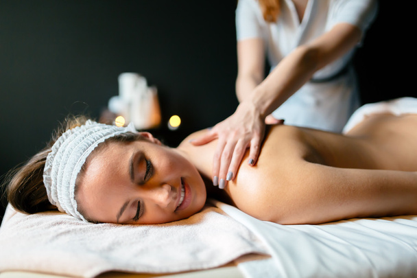 Beautiful woman enjoying massage treatment - Foto, Imagem