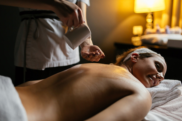 Beautiful woman enjoying massage treatment - Foto, afbeelding