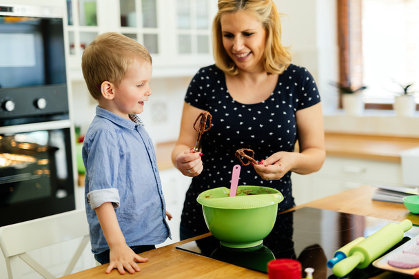 Happy mother and child in kitchen - Foto, afbeelding