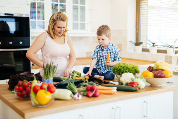 Mother and child preparing lunch - Foto, Bild