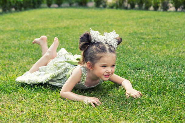 hermosa niña acostada en la hierba
 - Foto, Imagen