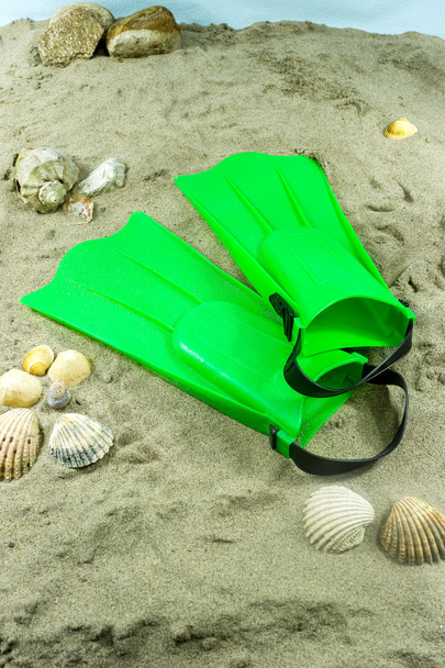 grüne Schwimmflossen am Sandstrand - Foto, Bild