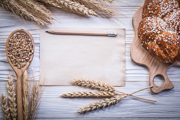 Carving board wheat rye ears bread stick wooden spoon grain vint - Valokuva, kuva