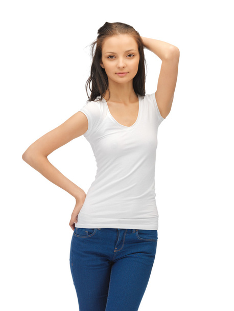 Девушка-подросток в белой футболке
 - Фото, изображение