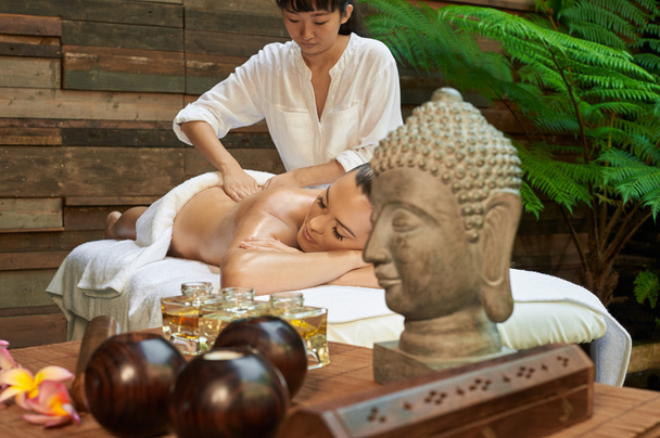 asiatique dos massage thérapie spa pierre chaude
  - Photo, image