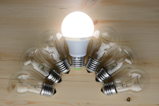 LED en een gloeilamp lampen - Foto, afbeelding