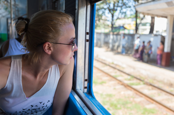 Joven aventurera viajando en tren por Asia
. - Foto, Imagen