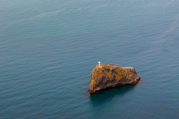 Cross on the Saint George rock near cape Fiolent. - Φωτογραφία, εικόνα