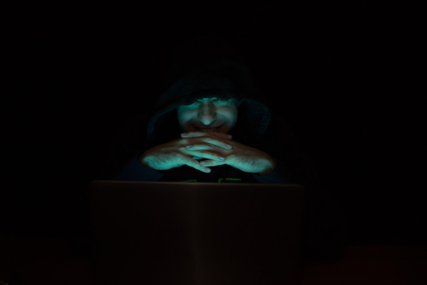 Hacker frente a su ordenador - Foto, imagen