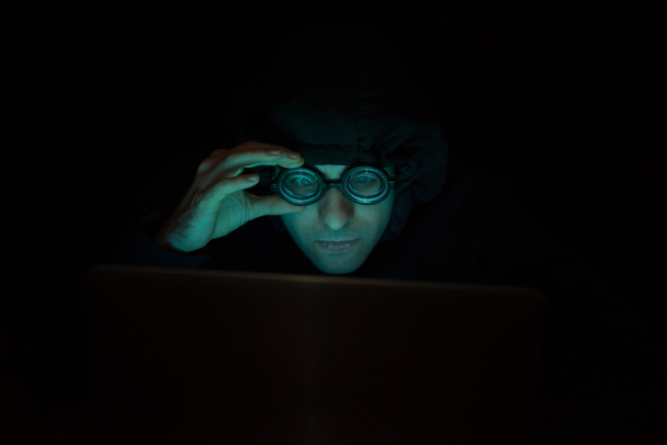 Hacker in front of his computer - Foto, Bild