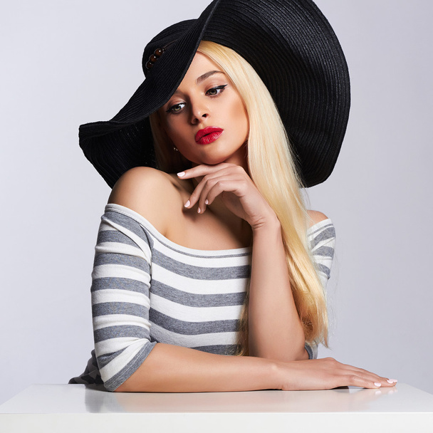Beautiful young woman in hat. summer fashion beauty blond girl - Photo, Image