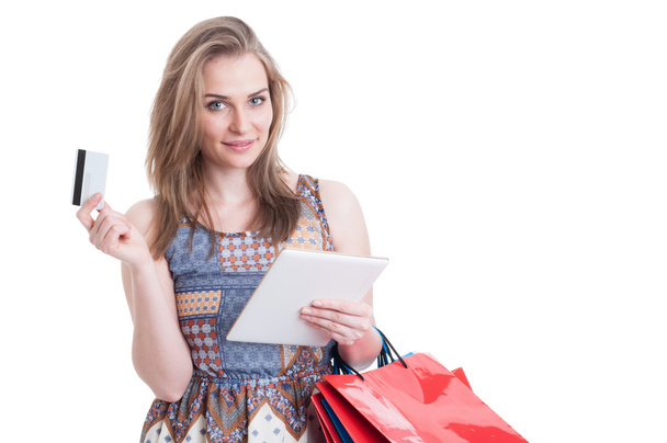 Alışveriş yaparken tablet ve kart tutan güzel gülümseyen alışveriş - Fotoğraf, Görsel