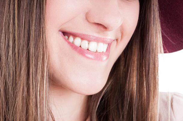 lachender Frauenmund mit perfekten Zähnen und strahlendem Lächeln - Foto, Bild