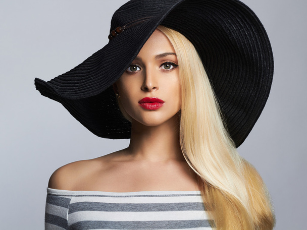 Piękna młoda kobieta w kapeluszu. lato moda uroda blondynka - Zdjęcie, obraz