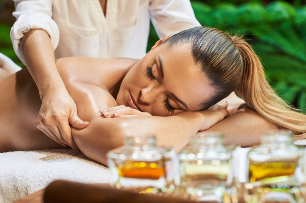 азіатський масаж спини терапія спа гарячий камінь
  - Фото, зображення