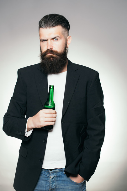 Bearded man with beer bottle - Foto, Imagem