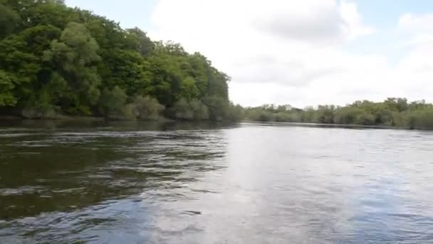nehir tekne gökyüzü - Video, Çekim
