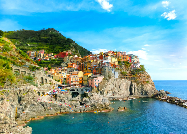 Casas tradicionais coloridas sobre uma rocha sobre o mar Mediterrâneo t, Manarola, Cinque Terre, Itália
 - Foto, Imagem