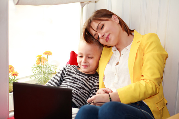 Happy mother and son looking at laptop at home - Φωτογραφία, εικόνα