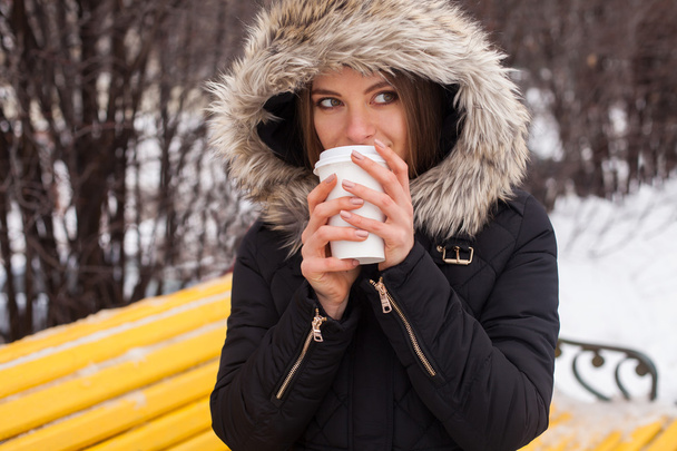 Kış, kadın ve sıcak kahve - Fotoğraf, Görsel
