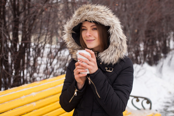 Inverno, mulher e café quente
 - Foto, Imagem