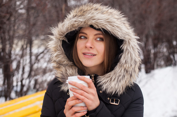 Télen, a nő és a forró kávé - Fotó, kép