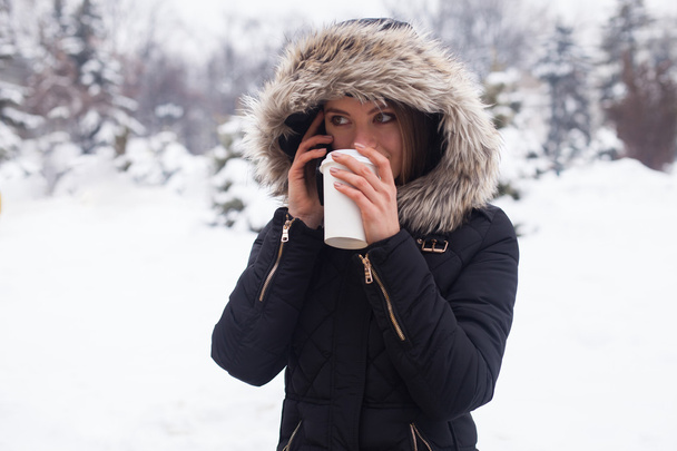 Winter, vrouw en warme koffie - Foto, afbeelding