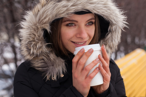 Zimowe, kobiety i gorące napoje - Zdjęcie, obraz