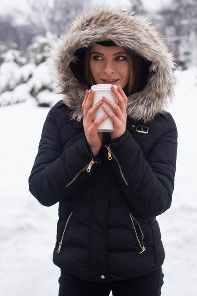 Zima, žena a horké nápoje - Fotografie, Obrázek